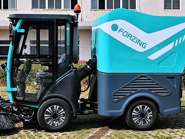 工廠內(nèi)的狹窄過道、廠區(qū)內(nèi)的綠道，純電動(dòng)掃路機(jī)都能輕松清掃